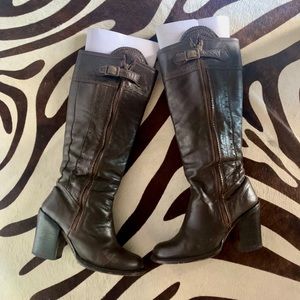 Braun chunky heel Frye boots 👢